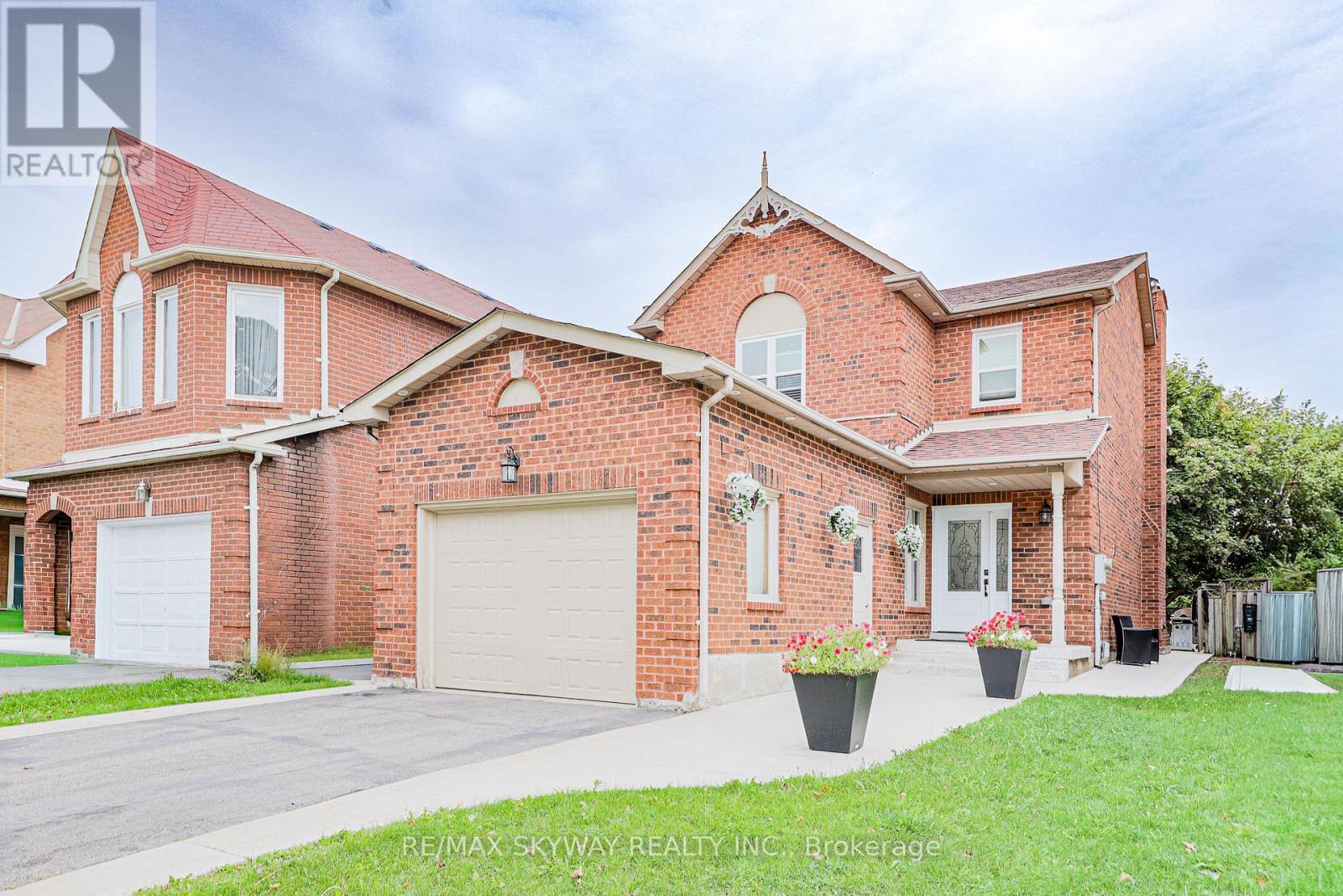 118 Leeward Drive, Brampton, Ontario  L6S 5V9 - Photo 5 - W12480555