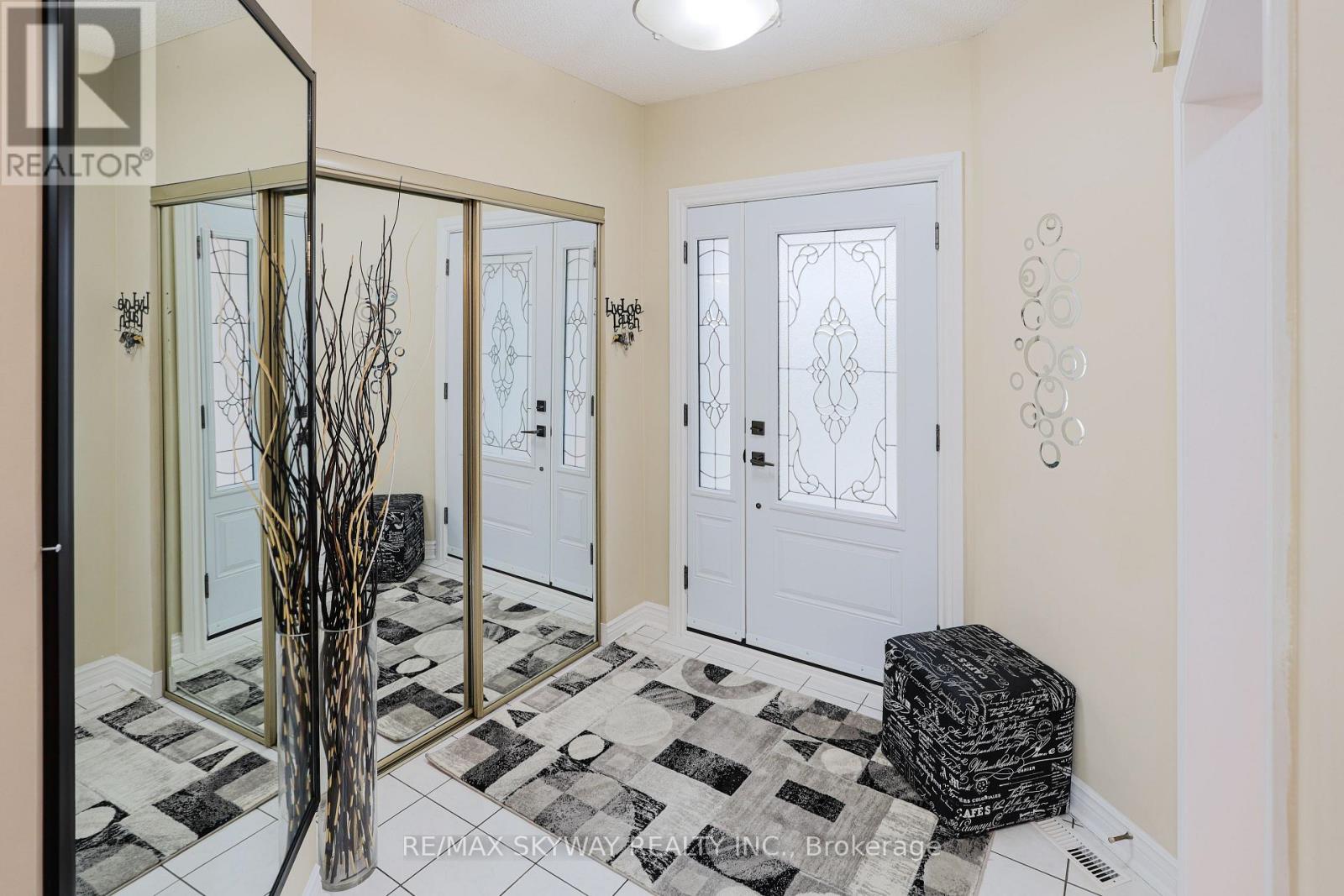 118 Leeward Drive, Brampton, Ontario  L6S 5V9 - Photo 6 - W12480555