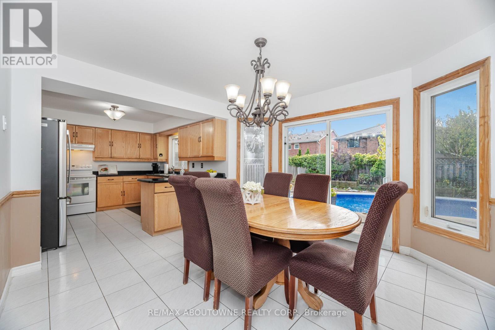 3704 Ketchum Court, Mississauga, Ontario  L5L 4S4 - Photo 10 - W12480590