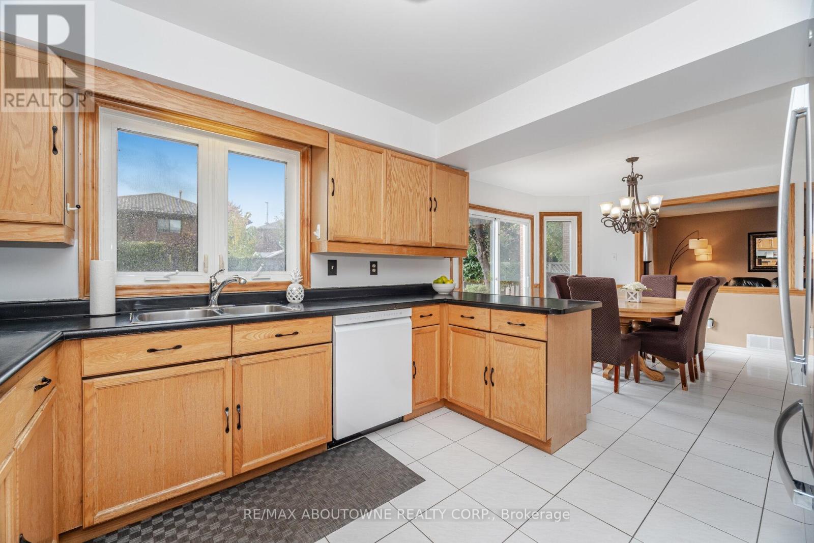 3704 Ketchum Court, Mississauga, Ontario  L5L 4S4 - Photo 11 - W12480590