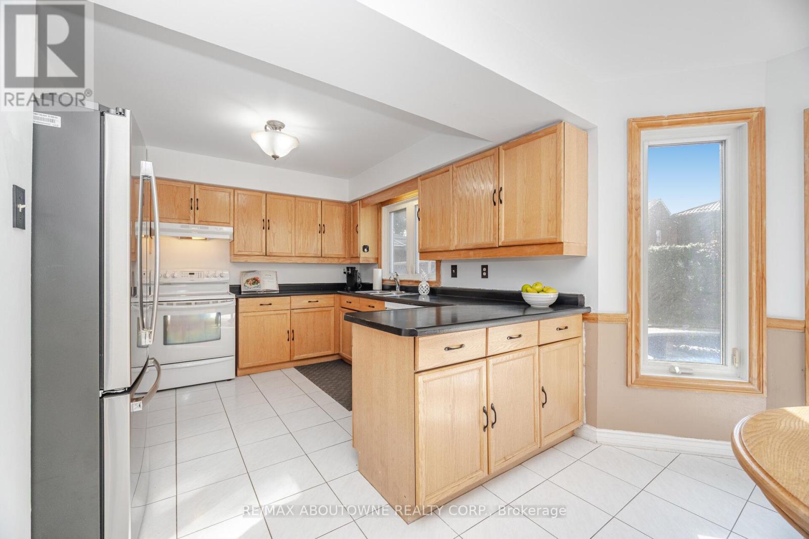 3704 Ketchum Court, Mississauga, Ontario  L5L 4S4 - Photo 12 - W12480590