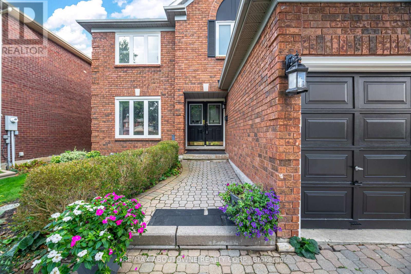 3704 Ketchum Court, Mississauga, Ontario  L5L 4S4 - Photo 3 - W12480590