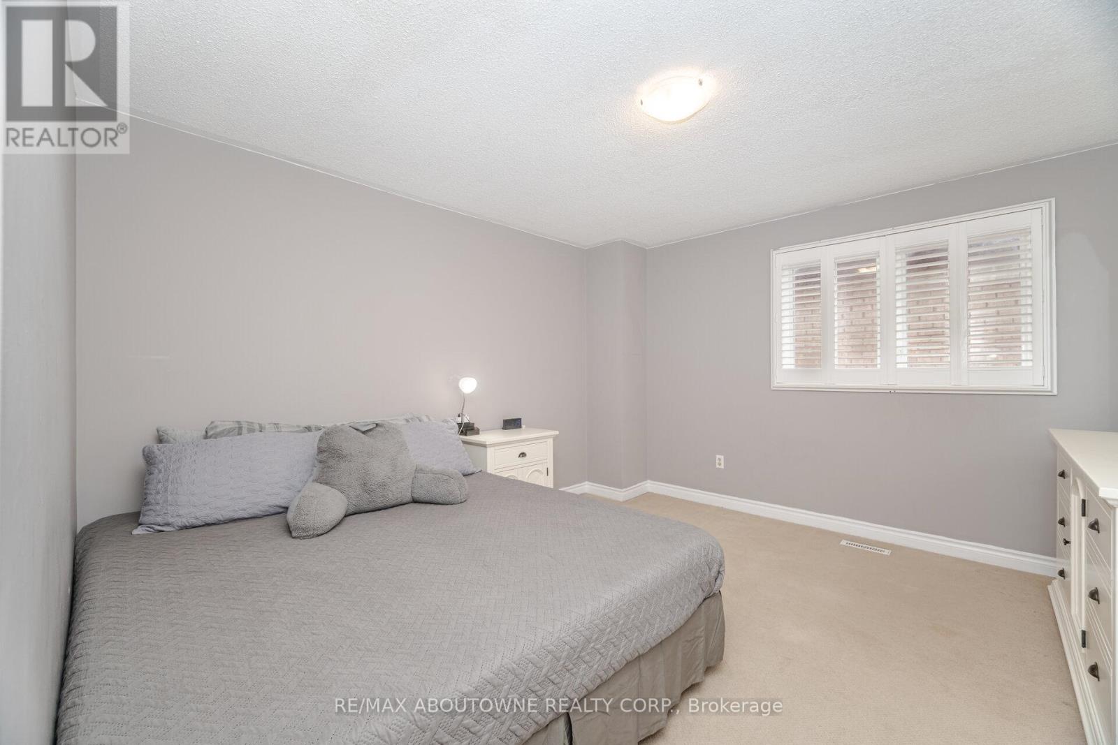 3704 Ketchum Court, Mississauga, Ontario  L5L 4S4 - Photo 32 - W12480590