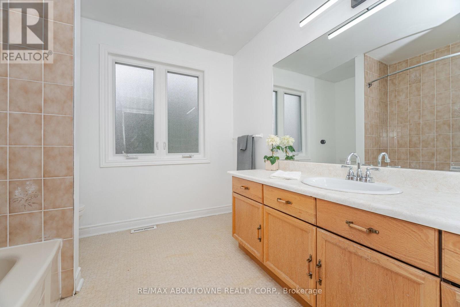 3704 Ketchum Court, Mississauga, Ontario  L5L 4S4 - Photo 36 - W12480590
