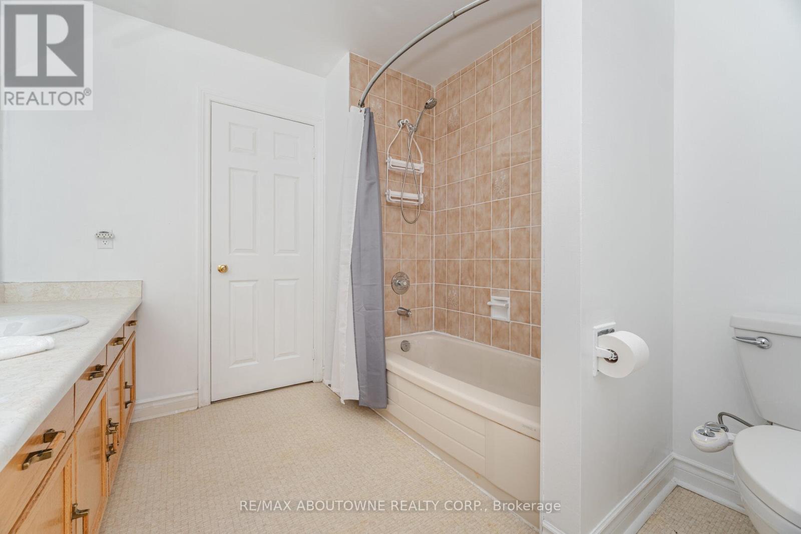 3704 Ketchum Court, Mississauga, Ontario  L5L 4S4 - Photo 37 - W12480590