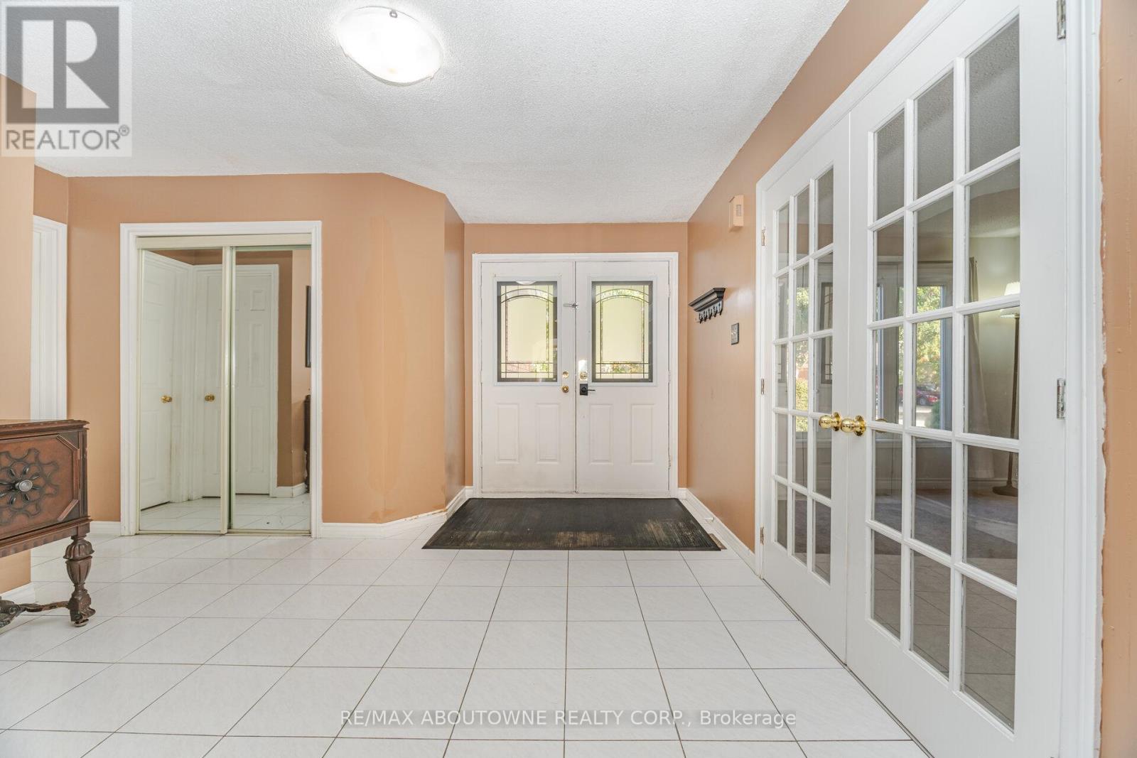 3704 Ketchum Court, Mississauga, Ontario  L5L 4S4 - Photo 4 - W12480590