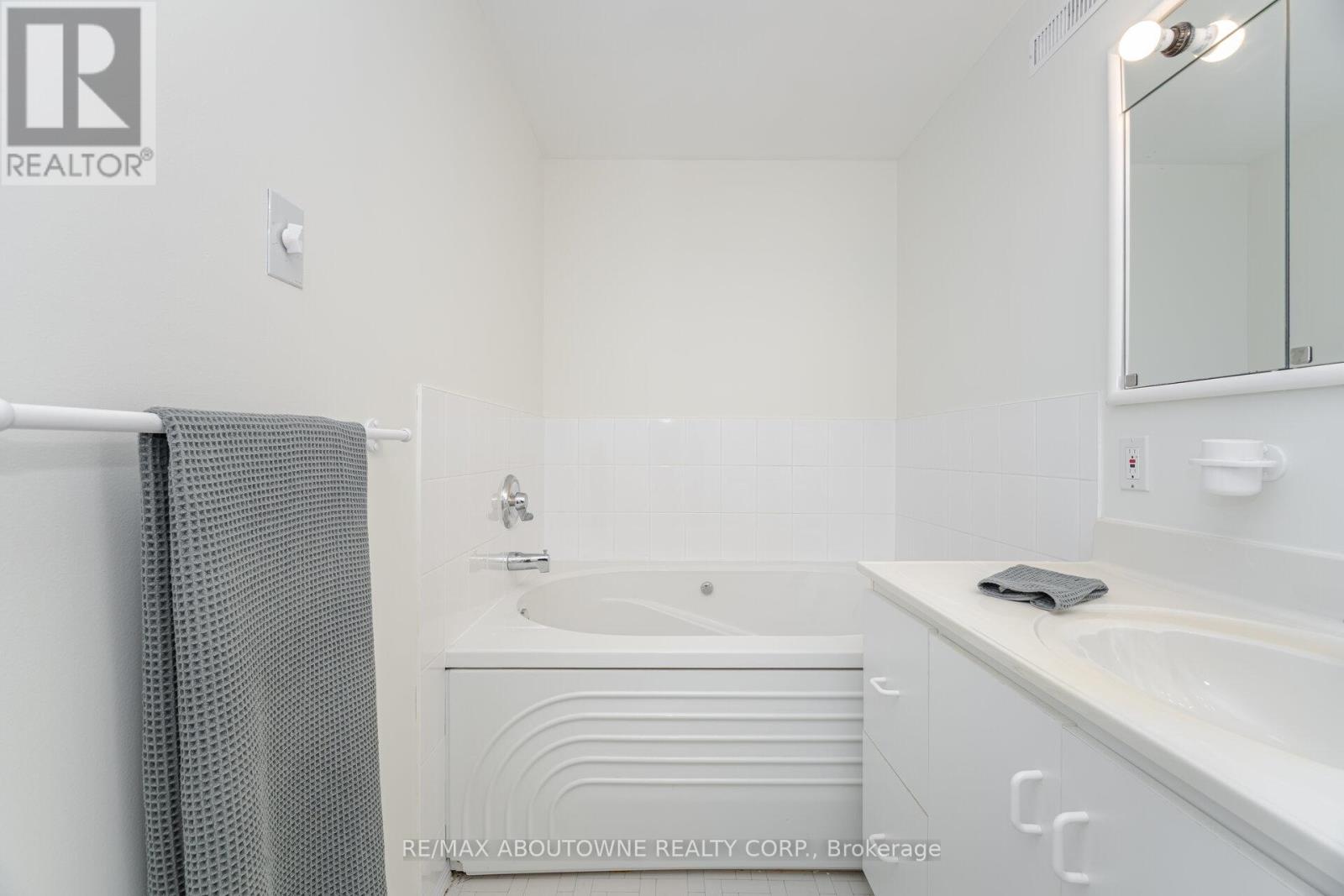 3704 Ketchum Court, Mississauga, Ontario  L5L 4S4 - Photo 44 - W12480590