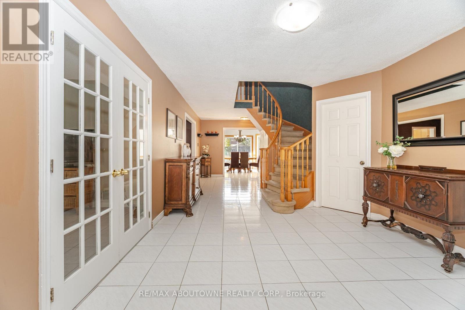 3704 Ketchum Court, Mississauga, Ontario  L5L 4S4 - Photo 5 - W12480590