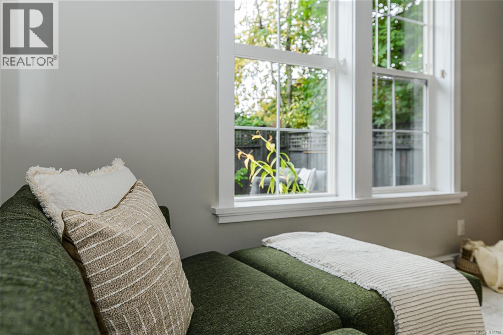 1 2738 Fifth St, Victoria, British Columbia  V8T 4B2 - Photo 3 - 1017738