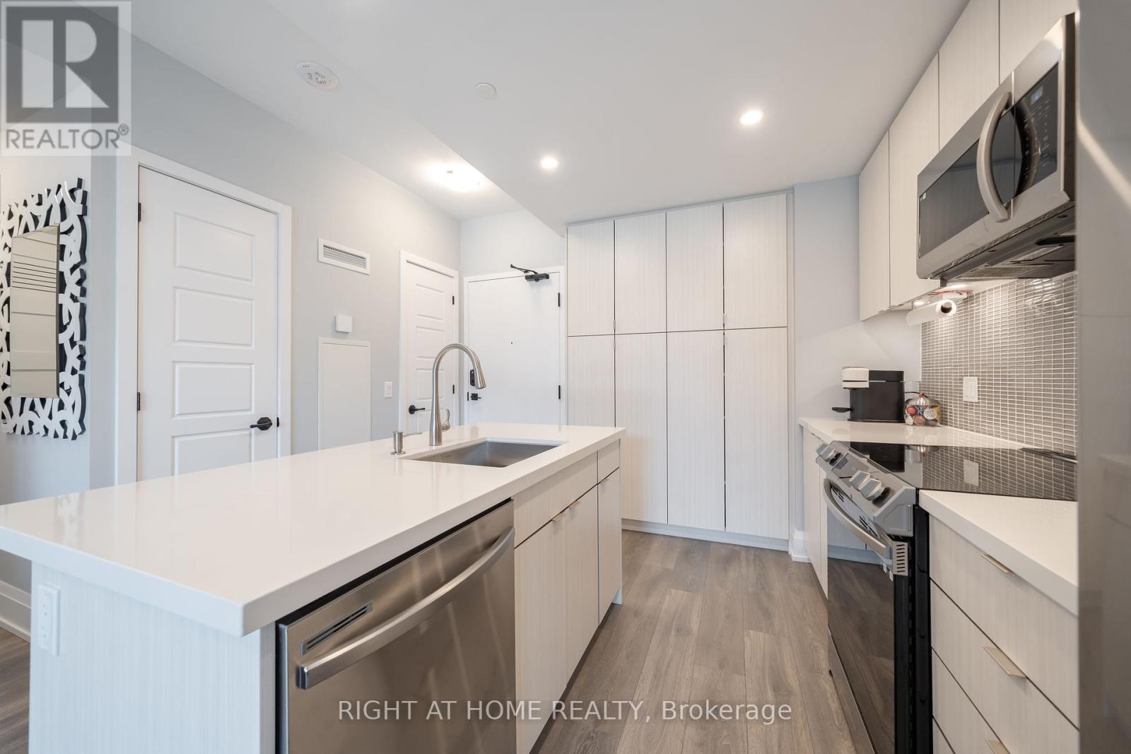202 - 415 Sea Ray Avenue, Innisfil, Ontario  L9S 0R5 - Photo 8 - N12390262