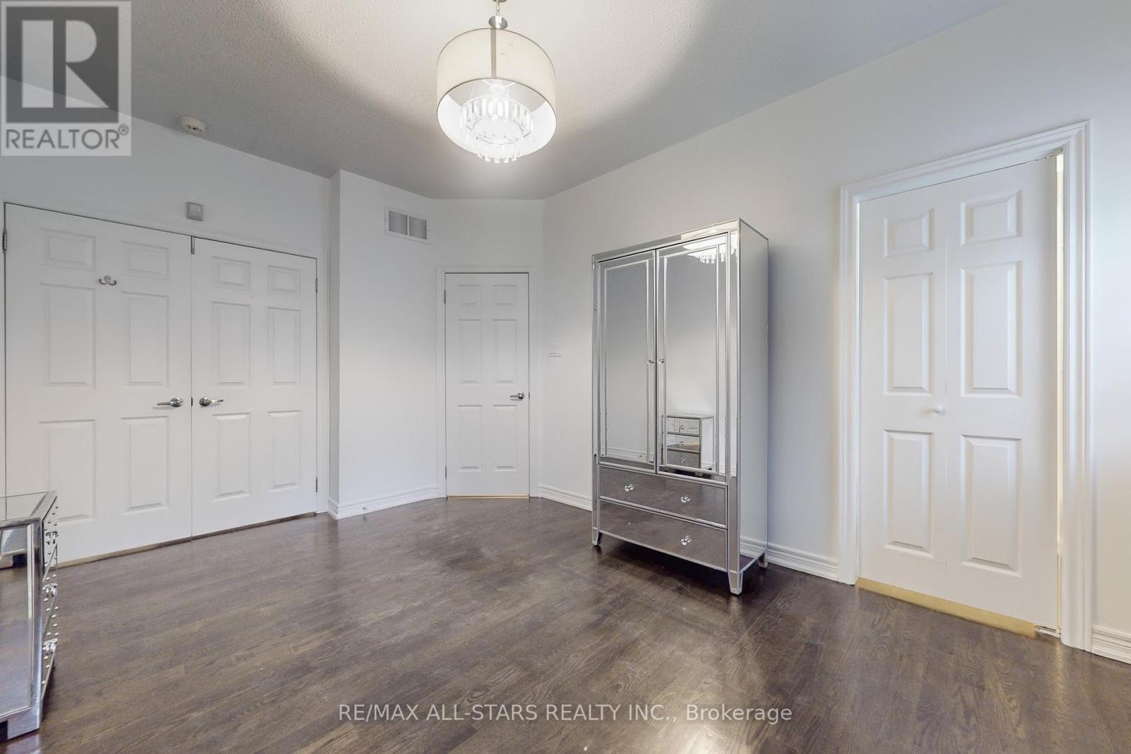 2400 Tesla Crescent, Oakville, Ontario  L6H 7T6 - Photo 21 - W12480334