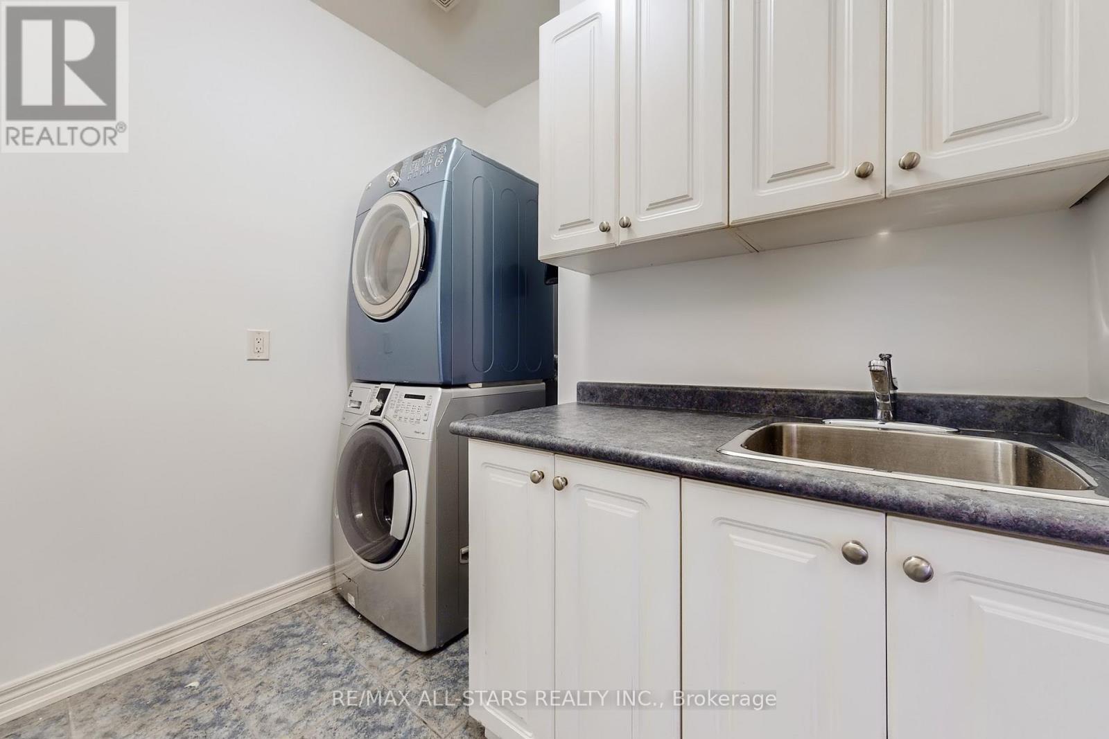 2400 Tesla Crescent, Oakville, Ontario  L6H 7T6 - Photo 29 - W12480334