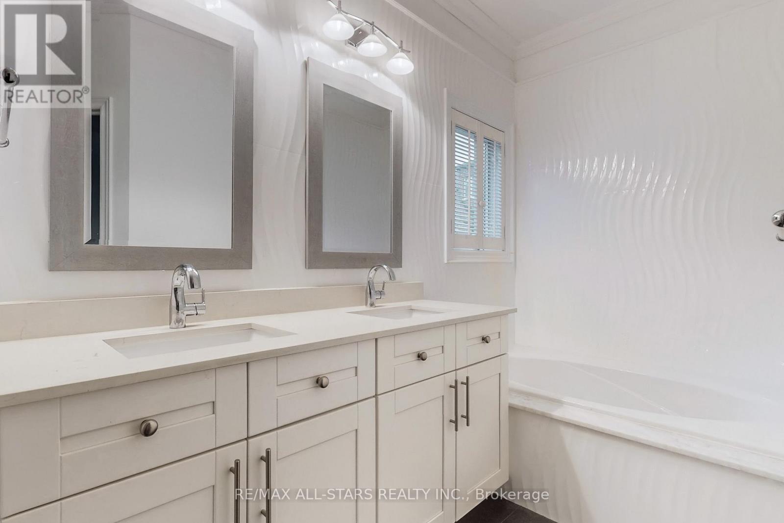 2400 Tesla Crescent, Oakville, Ontario  L6H 7T6 - Photo 22 - W12480334