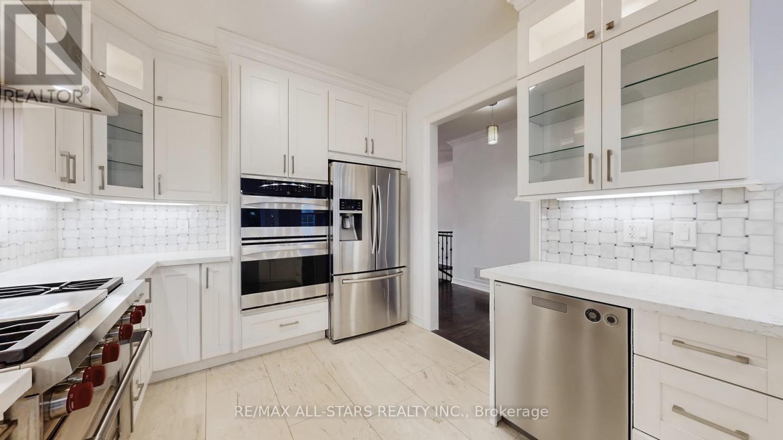 2400 Tesla Crescent, Oakville, Ontario  L6H 7T6 - Photo 2 - W12480334