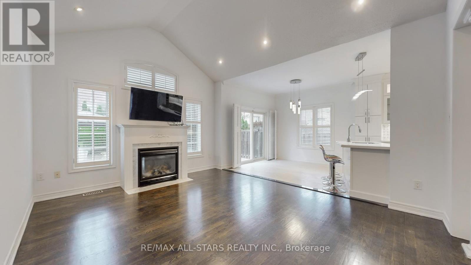 2400 Tesla Crescent, Oakville, Ontario  L6H 7T6 - Photo 5 - W12480334