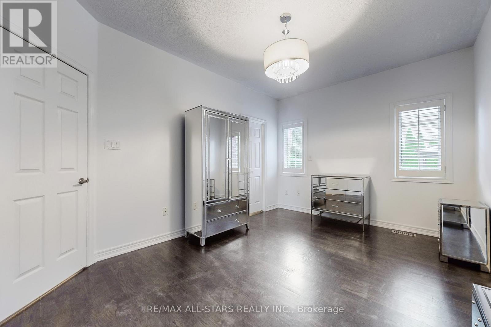 2400 Tesla Crescent, Oakville, Ontario  L6H 7T6 - Photo 20 - W12480334
