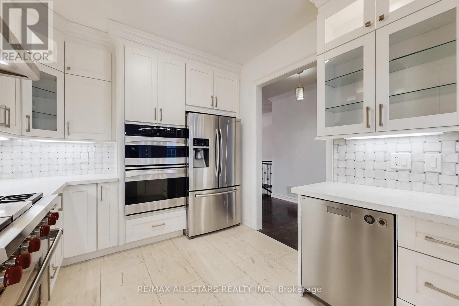 2400 Tesla Crescent, Oakville, Ontario  L6H 7T6 - Photo 7 - W12480334