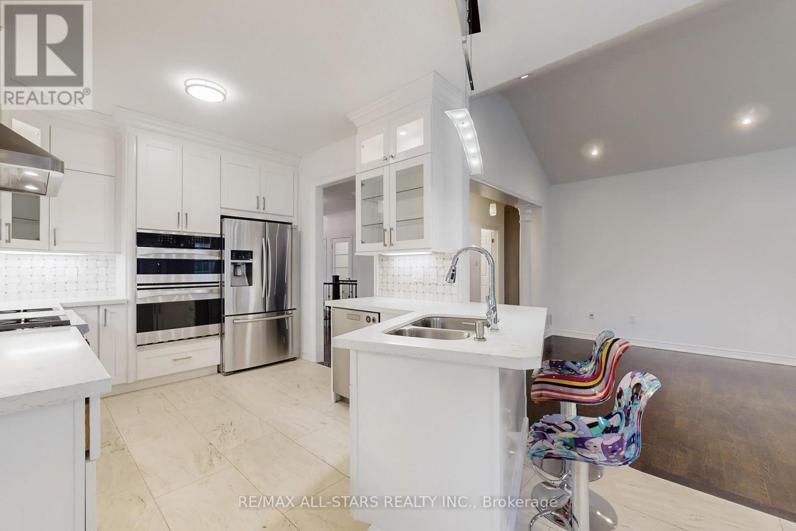 2400 Tesla Crescent, Oakville, Ontario  L6H 7T6 - Photo 4 - W12480334