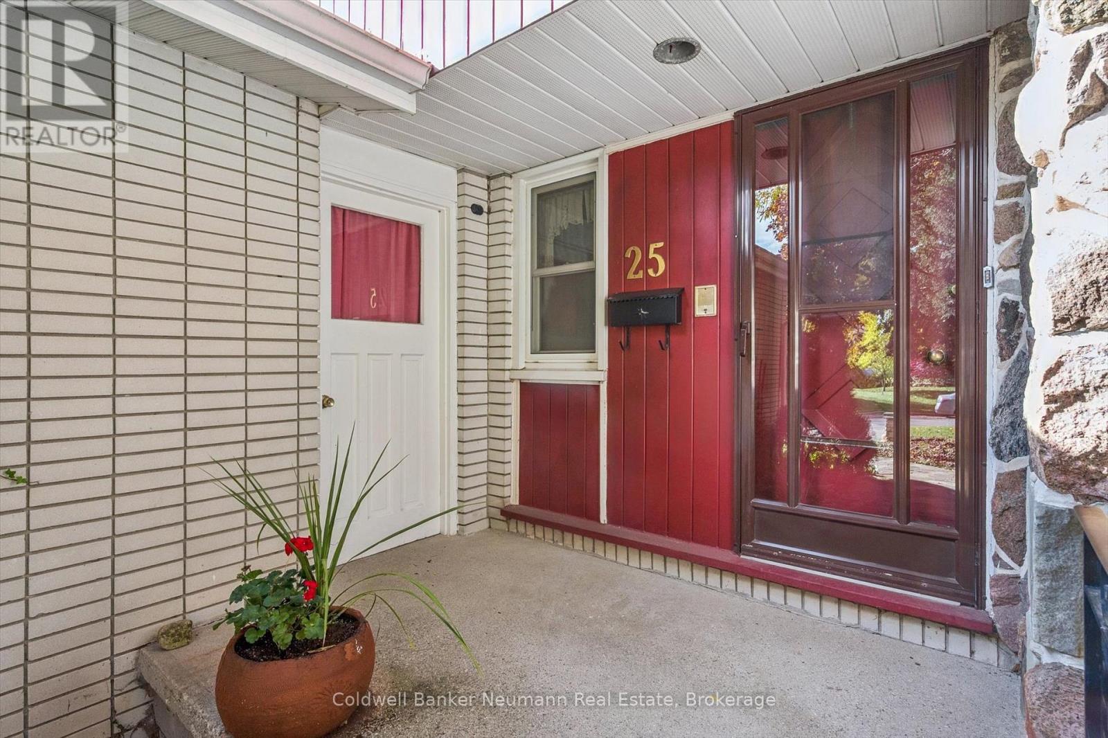 25 Oak Street, Guelph, Ontario  N1G 2N1 - Photo 9 - X12480676