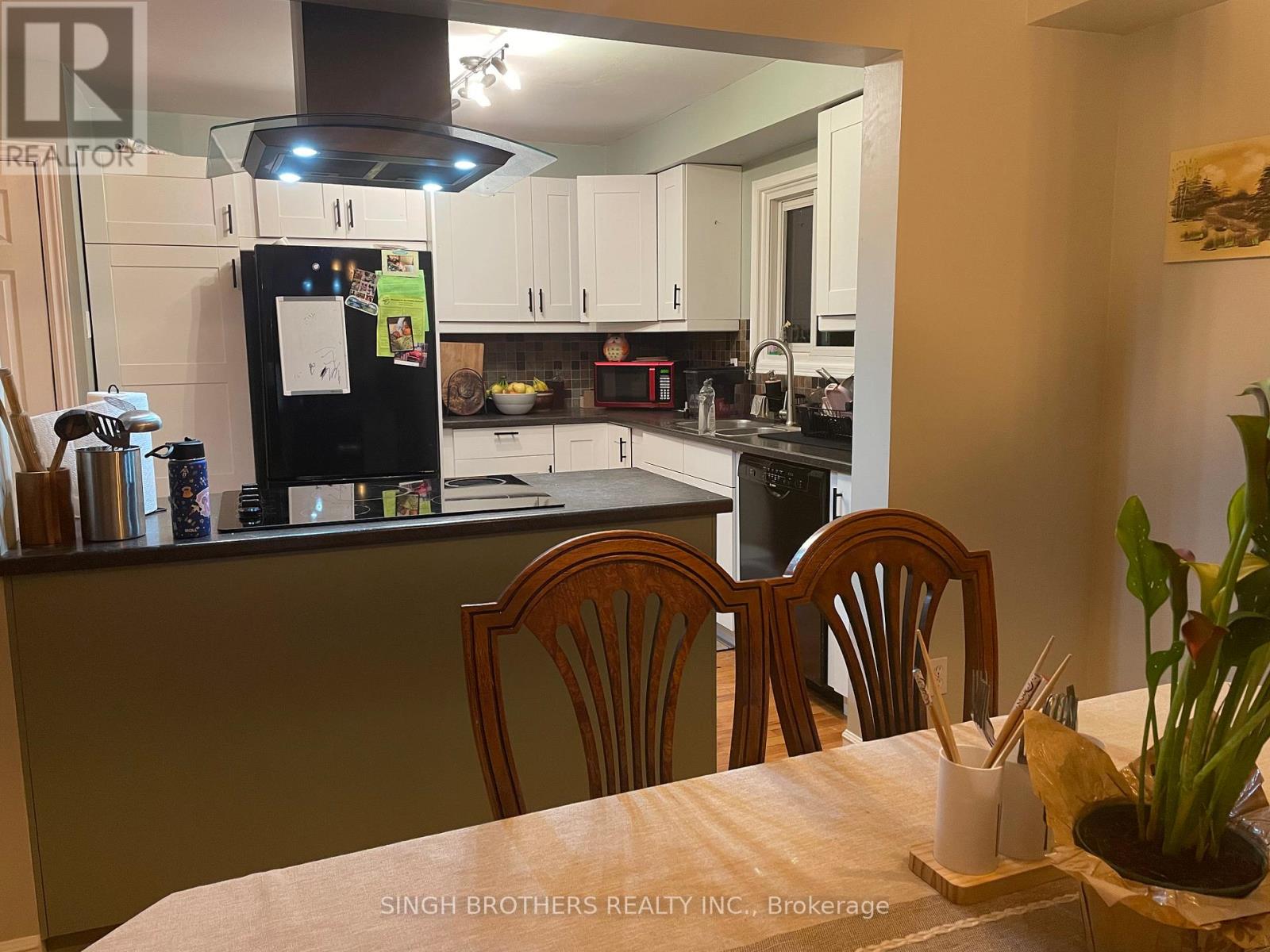 231 Inglis Court S, North Dumfries, Ontario  N0B 1E0 - Photo 3 - X12480504
