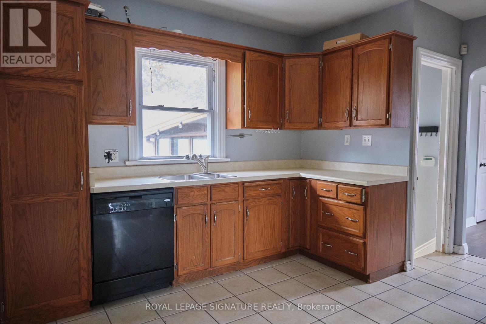784 South Pelham Road S, Welland, Ontario  L3C 3C8 - Photo 10 - X12480599