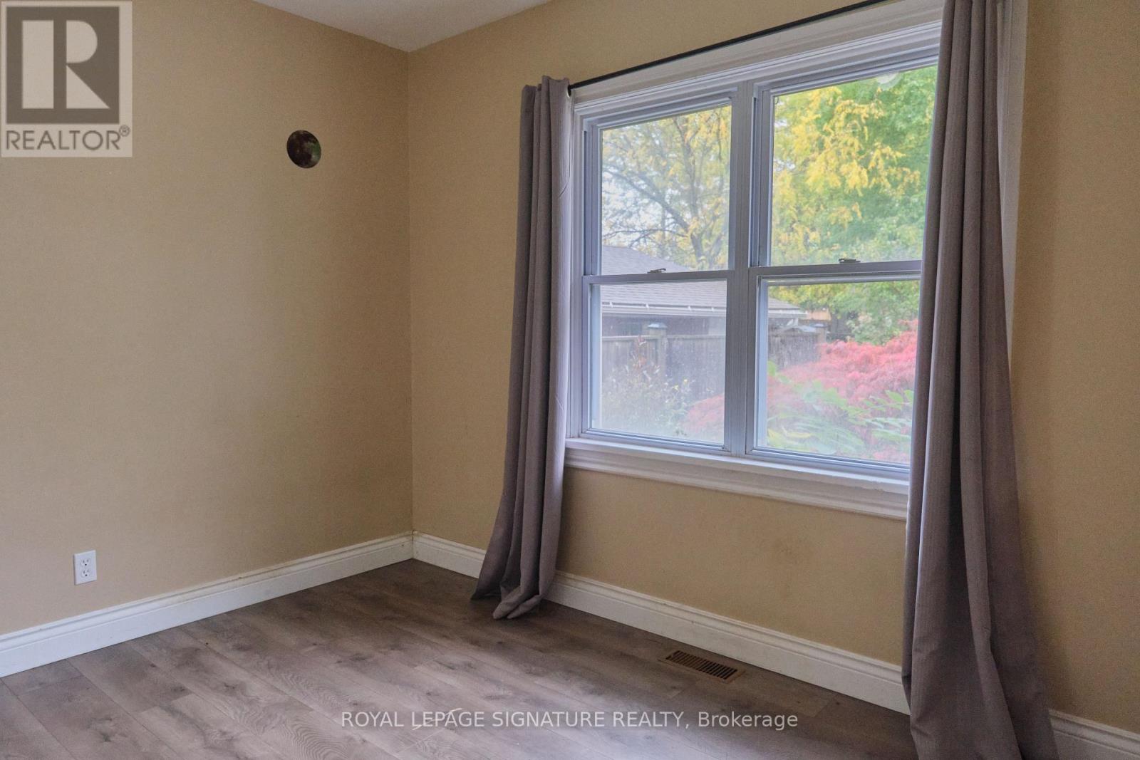 784 South Pelham Road S, Welland, Ontario  L3C 3C8 - Photo 14 - X12480599