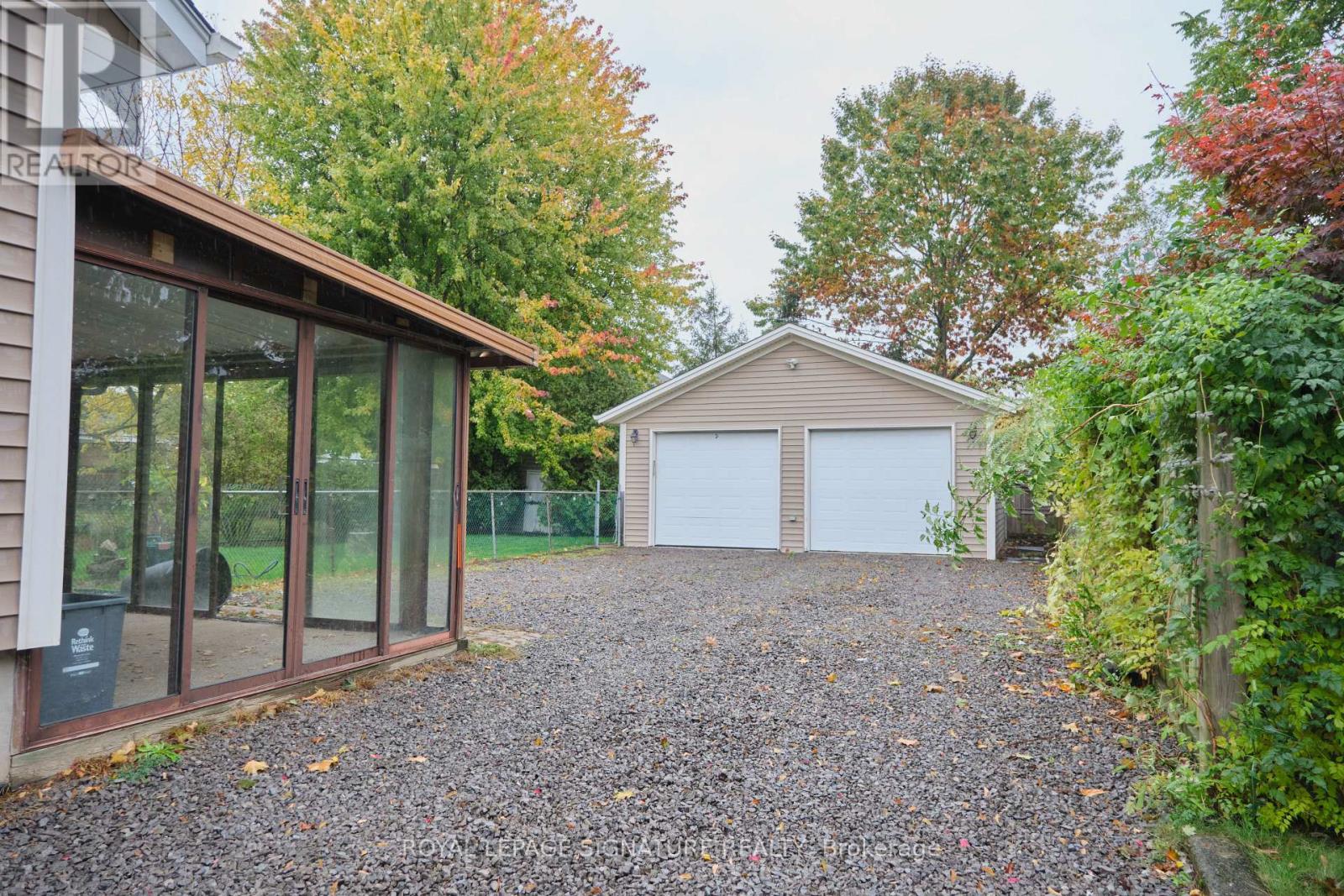 784 South Pelham Road S, Welland, Ontario  L3C 3C8 - Photo 2 - X12480599