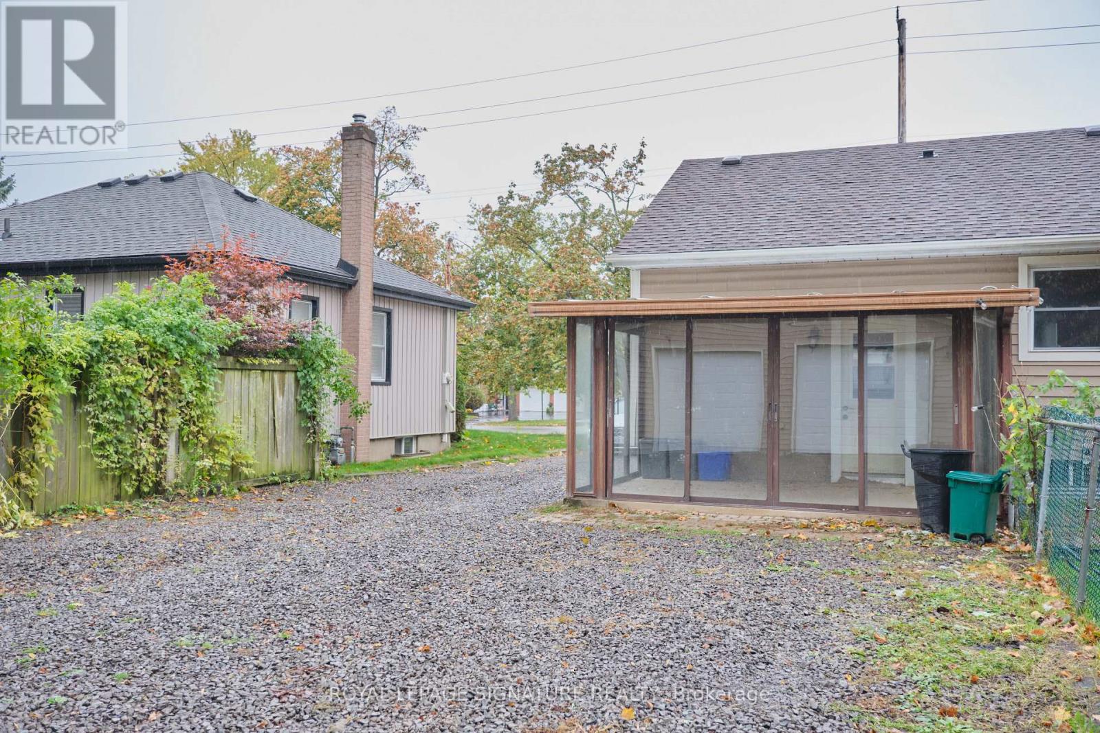 784 South Pelham Road S, Welland, Ontario  L3C 3C8 - Photo 3 - X12480599