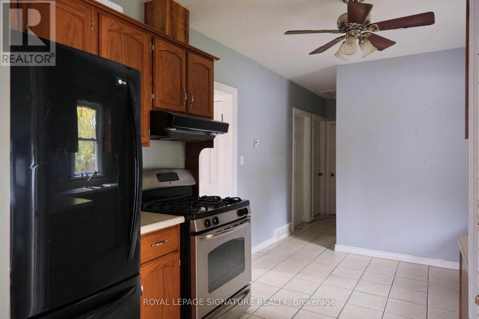 784 South Pelham Road S, Welland, Ontario  L3C 3C8 - Photo 9 - X12480599