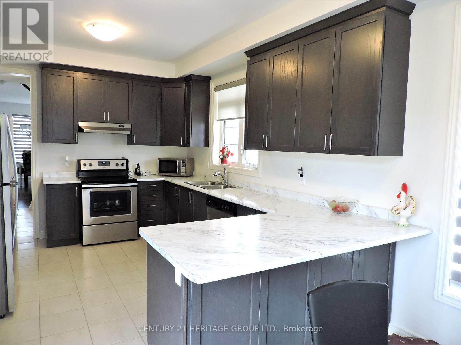 68 Barrow Avenue, Bradford West Gwillimbury (Bradford), Ontario  L3Z 0W1 - Photo 2 - N12480078