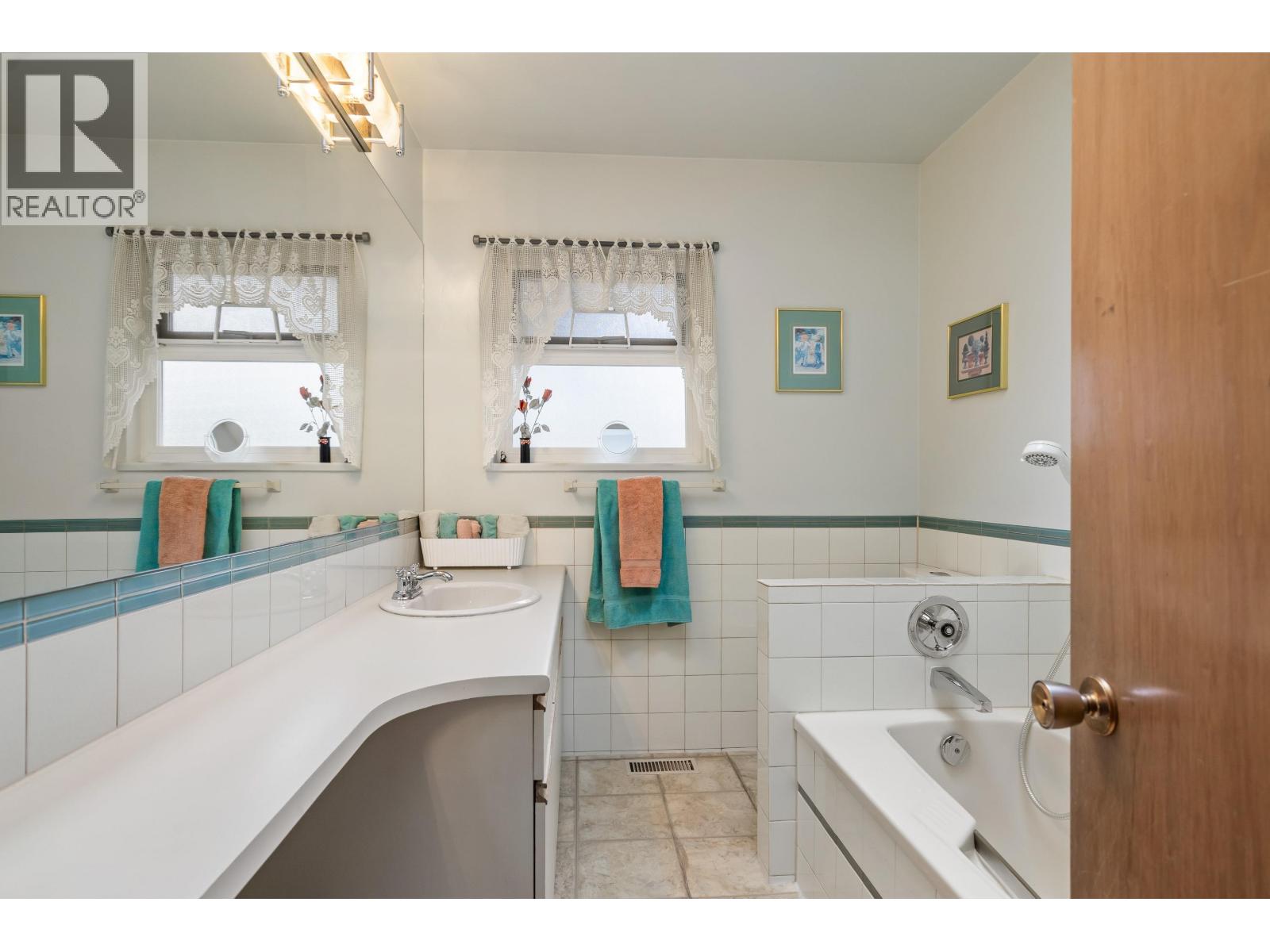 6825 Hycrest Drive, Burnaby, British Columbia  V5B 2X3 - Photo 14 - R3061015