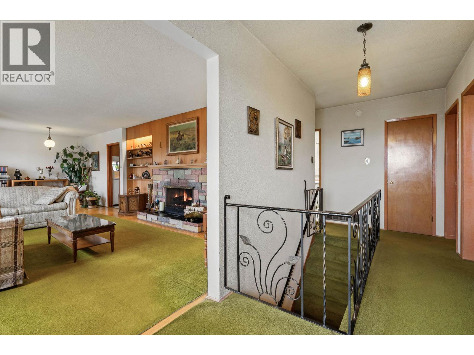 6825 Hycrest Drive, Burnaby, British Columbia  V5B 2X3 - Photo 4 - R3061015