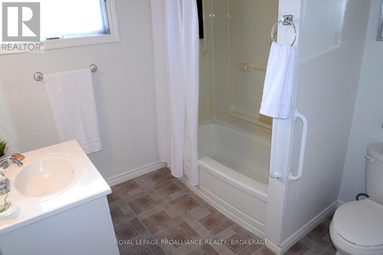 2229 Paul Boulevard N, Kingston (City North Of 401), Ontario  K7L 4V3 - Photo 18 - X12480776