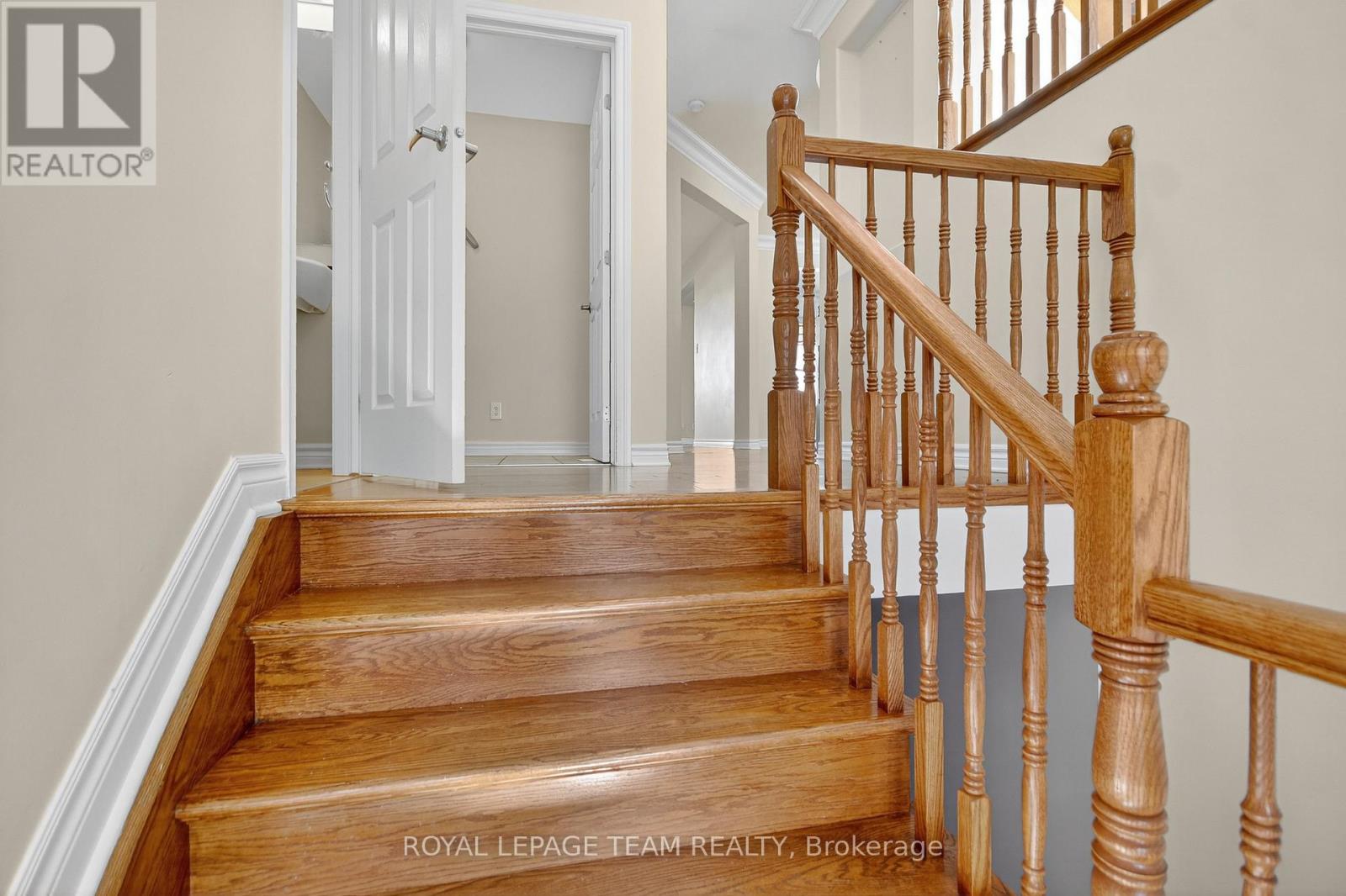236 Kohilo Crescent, Ottawa, Ontario  K2S 0E6 - Photo 3 - X12480745
