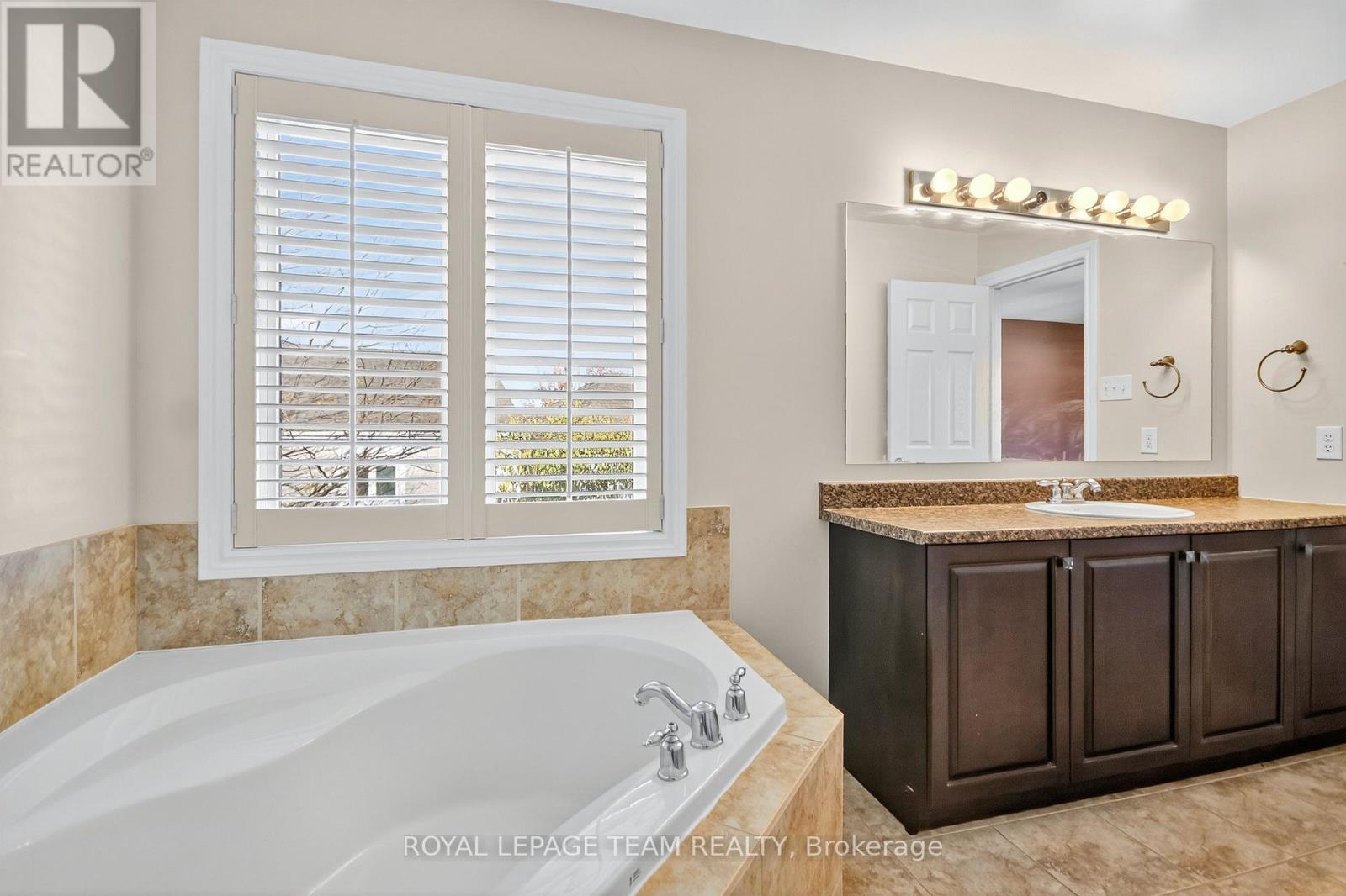 236 Kohilo Crescent, Ottawa, Ontario  K2S 0E6 - Photo 31 - X12480745