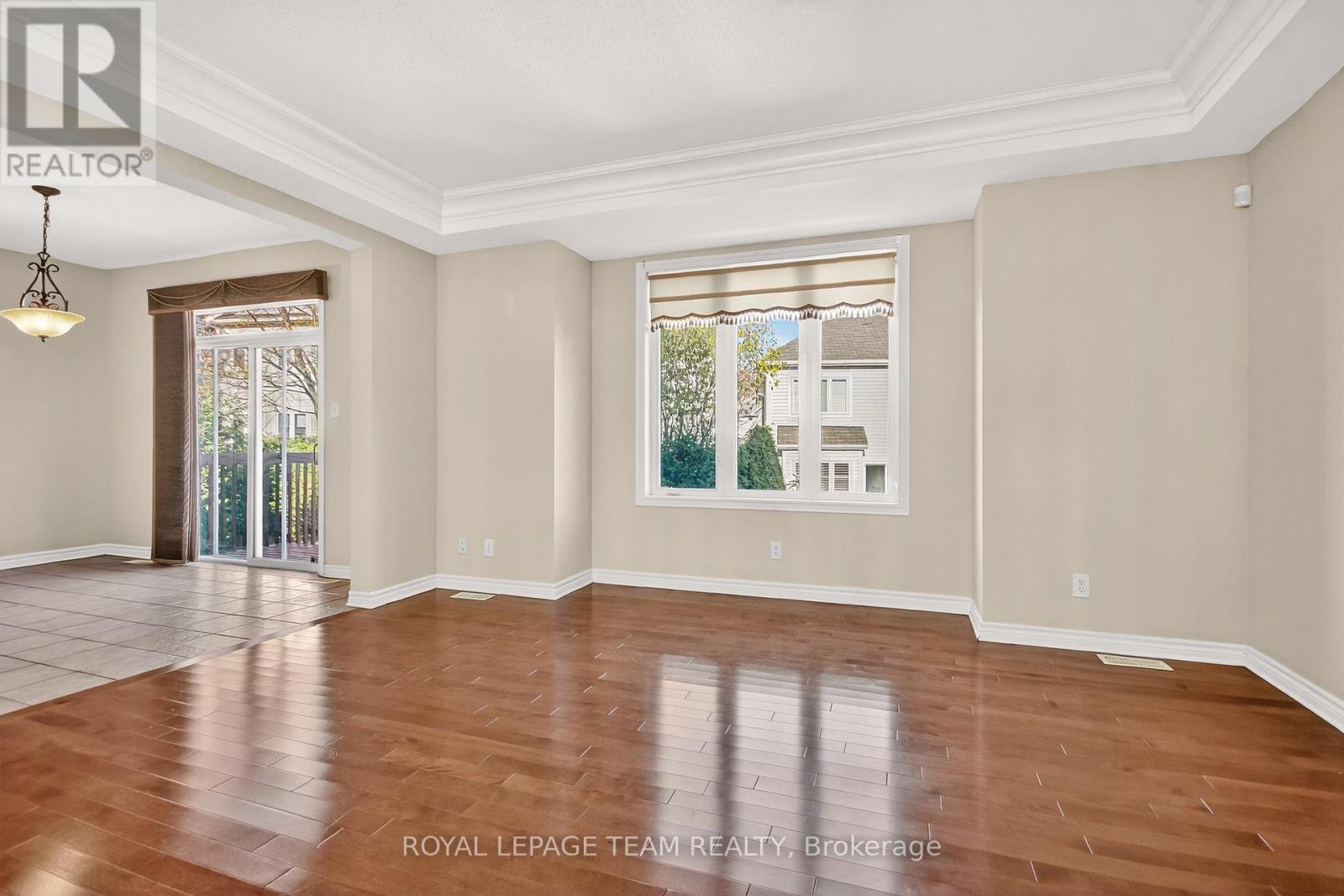 236 Kohilo Crescent, Ottawa, Ontario  K2S 0E6 - Photo 4 - X12480745
