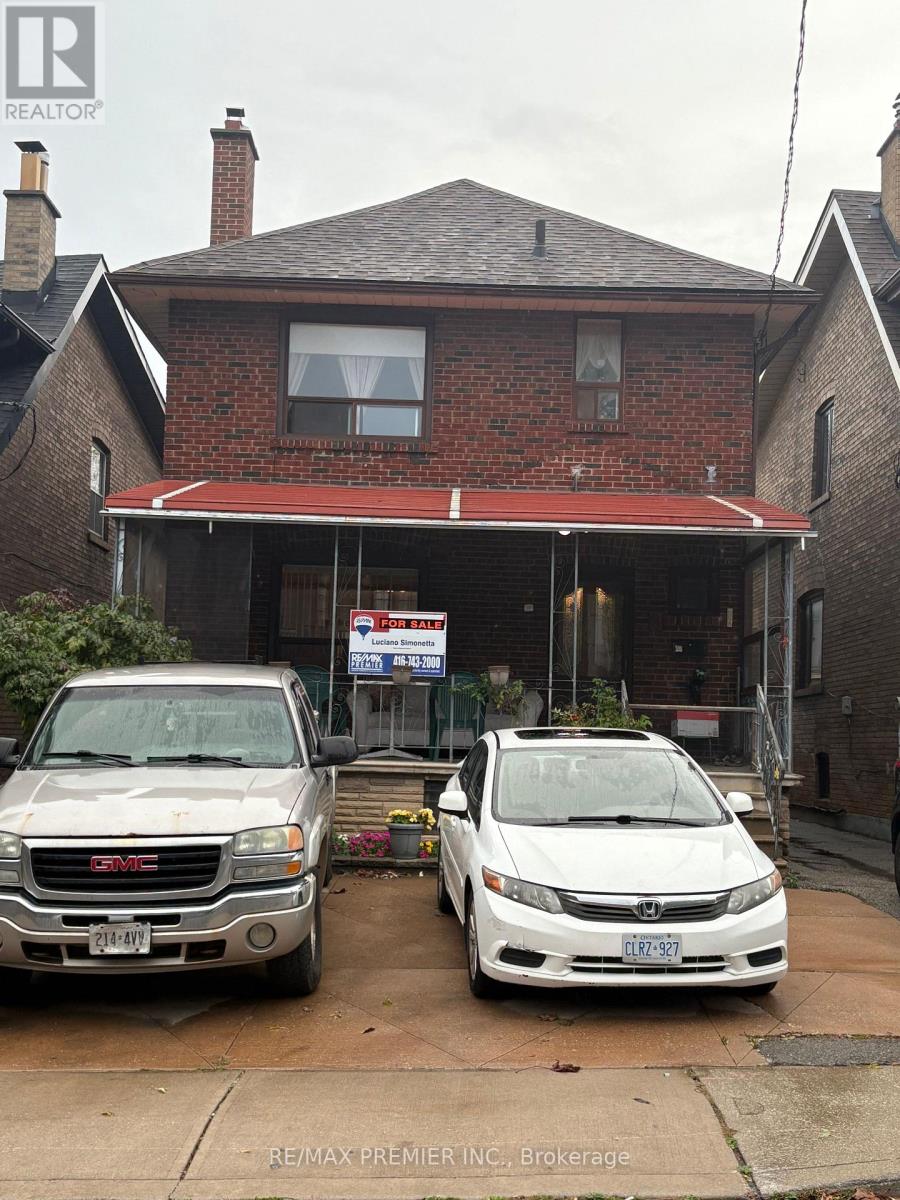8 NORMANNA AVENUE, Toronto, Ontario