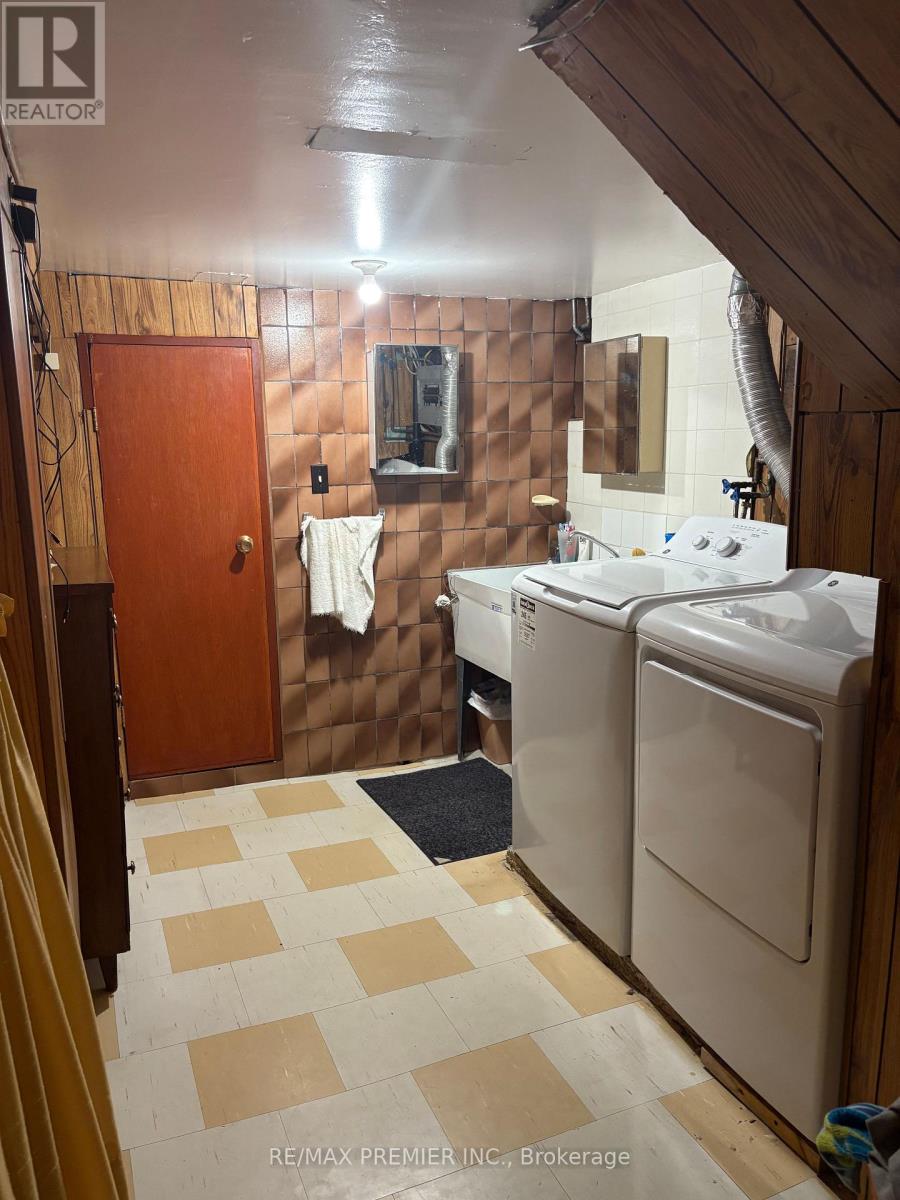 8 Normanna Avenue, Toronto, Ontario  M6C 1H2 - Photo 14 - C12480637