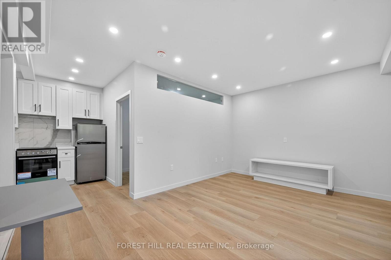 B - 19 Candis Drive, Toronto, Ontario  M3H 5G3 - Photo 3 - C12480640