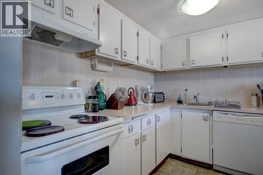 602, 2200 Woodview Drive Sw, Calgary, Alberta  T2W 3N6 - Photo 12 - A2266332