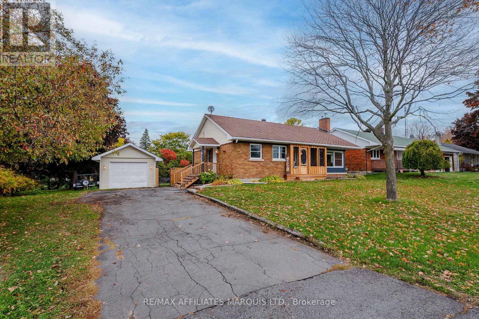 107 Algonquin Avenue, South Stormont (Long Sault), Ontario  K0C 1P0 - Photo 4 - X12480779