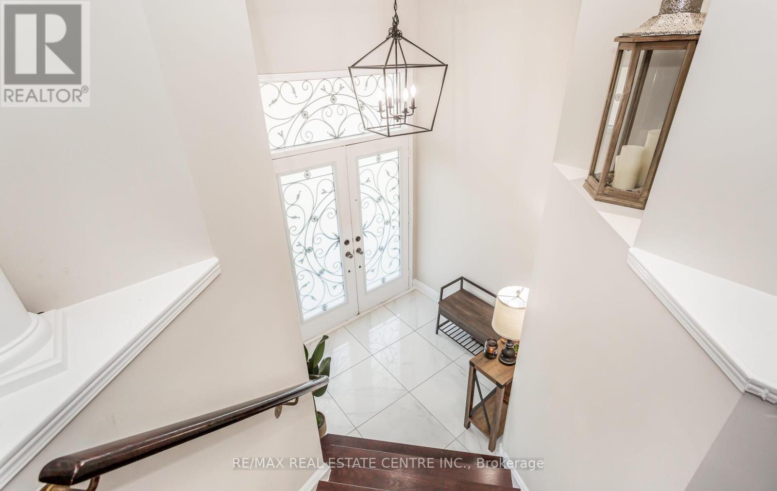 Main House - 3949 Tacc Drive, Mississauga, Ontario  L5M 6L2 - Photo 4 - W12480650