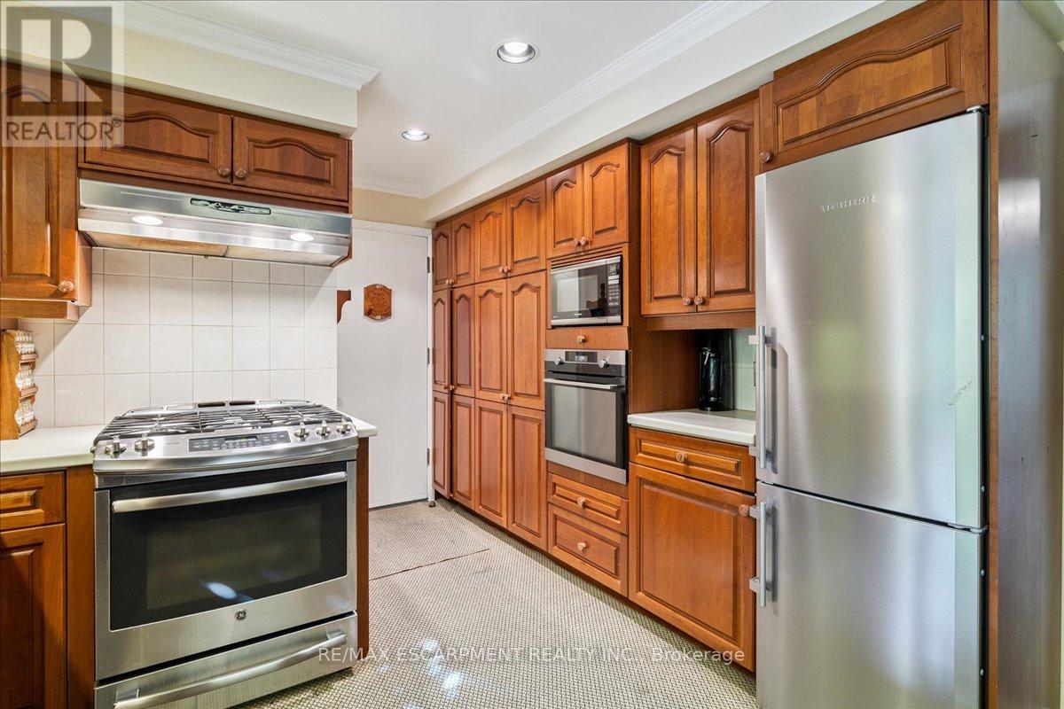 222 Strathcona Drive, Burlington, Ontario  L7L 2C8 - Photo 18 - W12480679