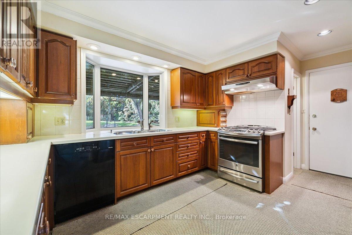 222 Strathcona Drive, Burlington, Ontario  L7L 2C8 - Photo 19 - W12480679