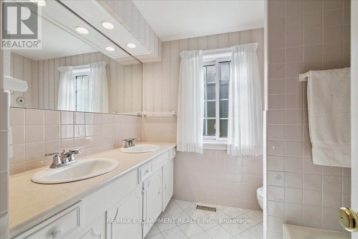 222 Strathcona Drive, Burlington, Ontario  L7L 2C8 - Photo 34 - W12480679