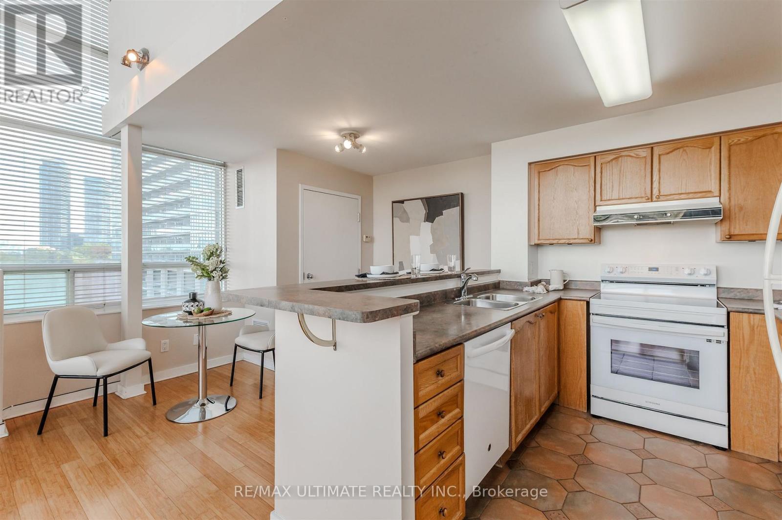 301 - 300 Manitoba Street, Toronto, Ontario  M8Y 4G6 - Photo 11 - W12480680