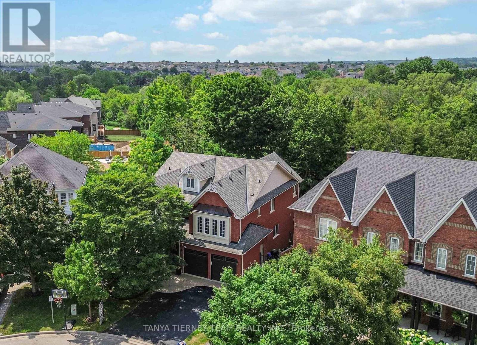6 BRADDOCK COURT, Whitby, Ontario
