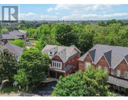 6 BRADDOCK COURT, Whitby, Ontario