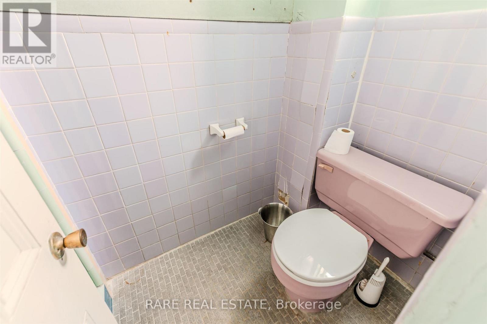 73 Yarrow Road, Toronto, Ontario  M6M 4E4 - Photo 10 - W12450493