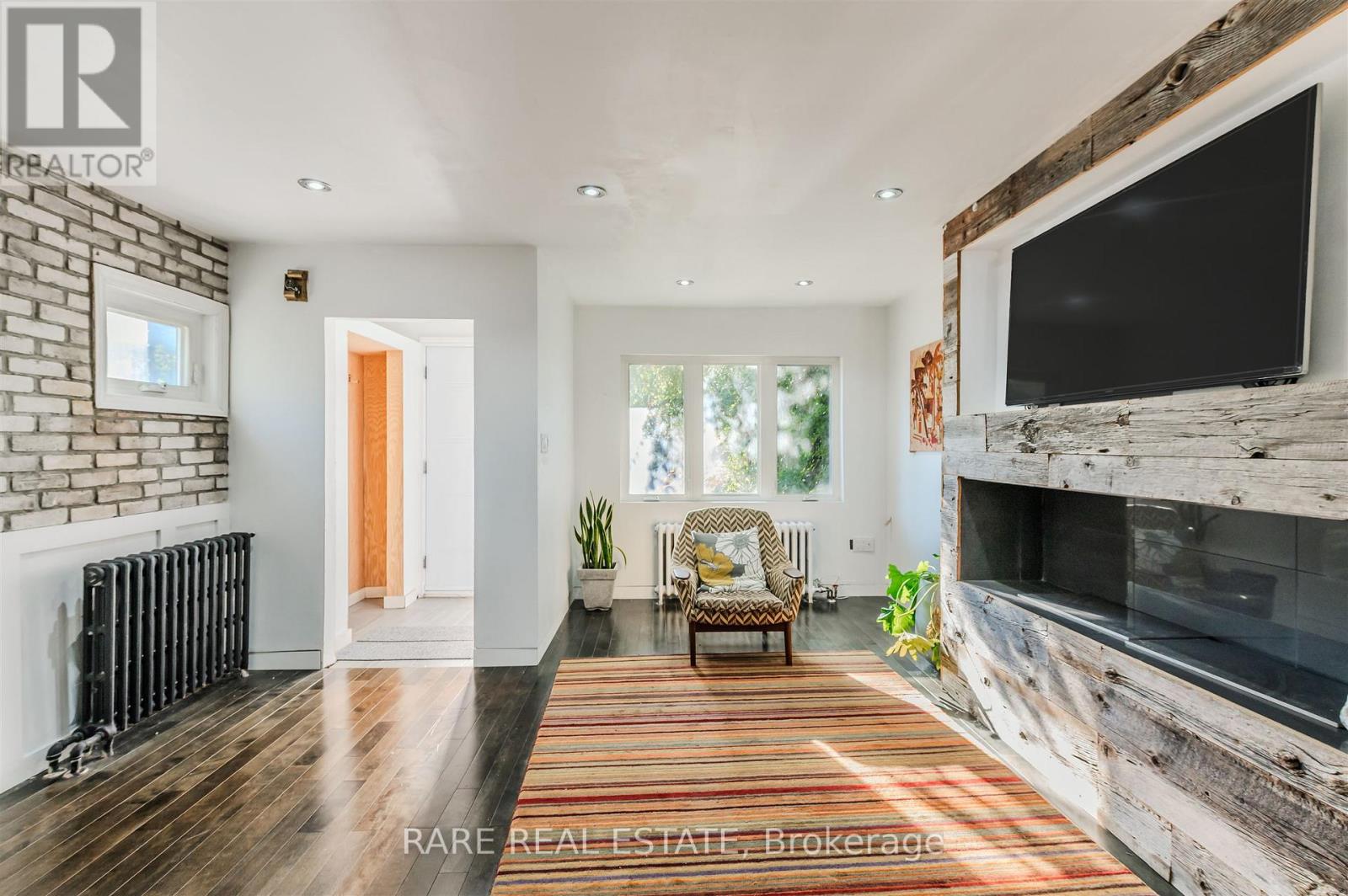 73 Yarrow Road, Toronto, Ontario  M6M 4E4 - Photo 5 - W12450493